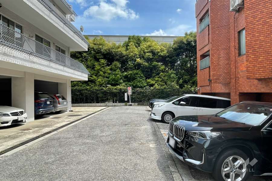 敷地東側の前面道路（北側から）