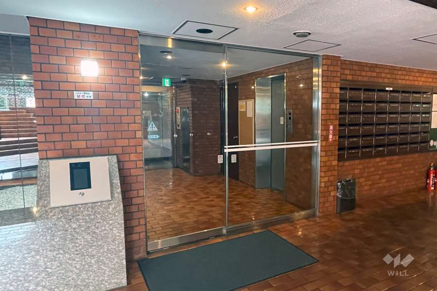 エントランスはオートロック付きです。