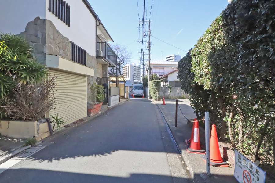 敷地南側の前面道路(側から)
