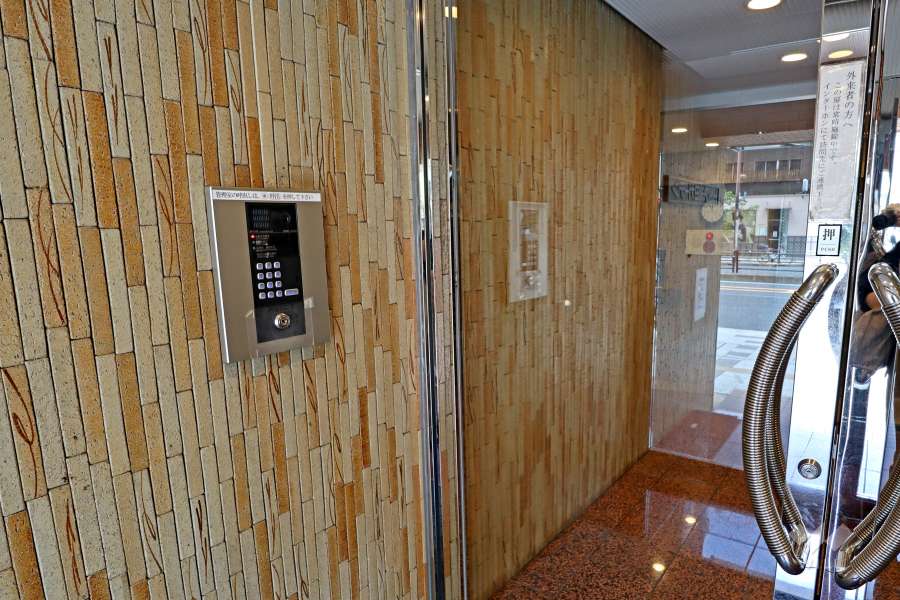 エントランスはオートロック付きです。