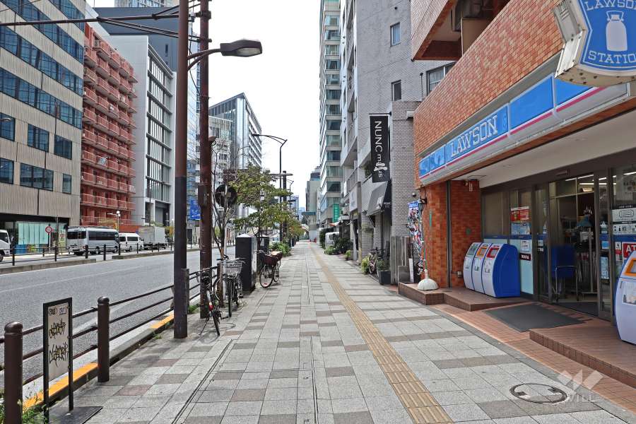 トーア三田ガーデンの東側前面道路(北側から)