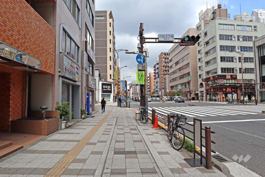 トーア三田ガーデンの東側前面道路(南側から)