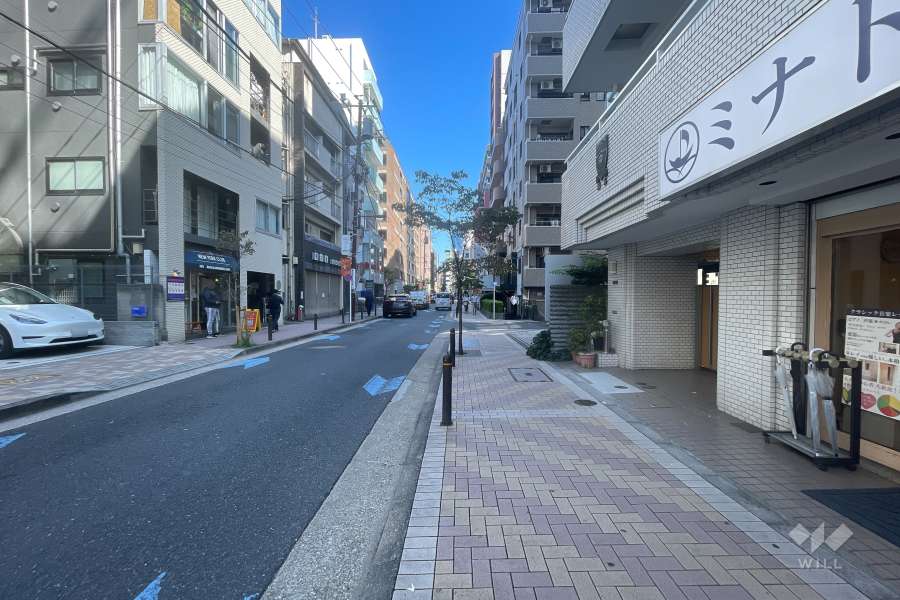 敷地西側の前面道路（南側から）