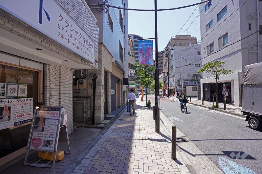 敷地西側の前面道路（北側から）