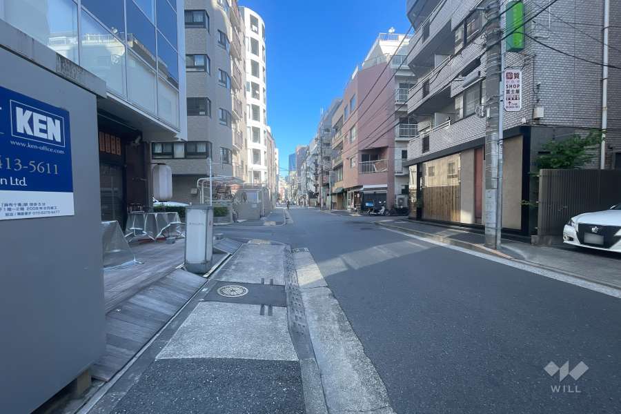 敷地東側の前面道路（南側から）