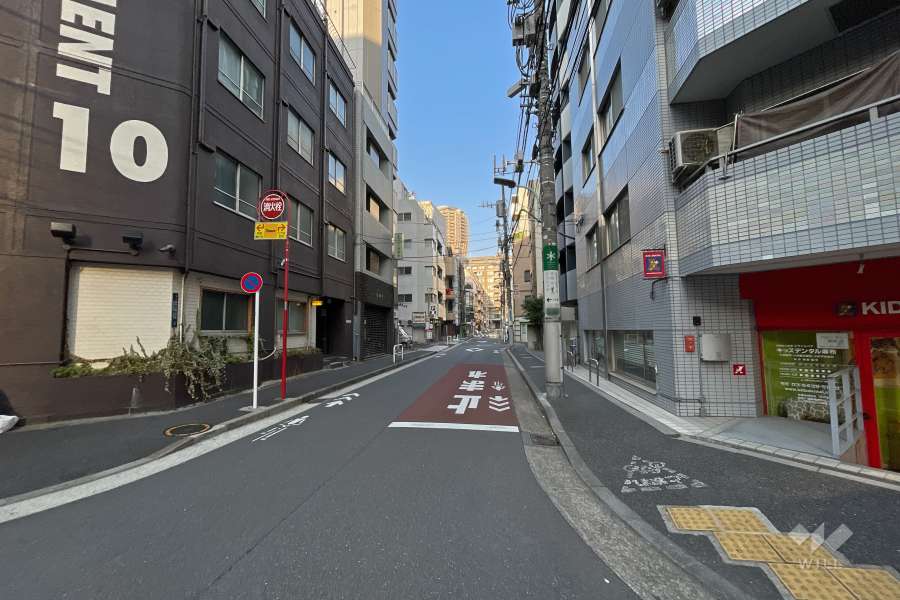 敷地南側の前面道路（東側から）