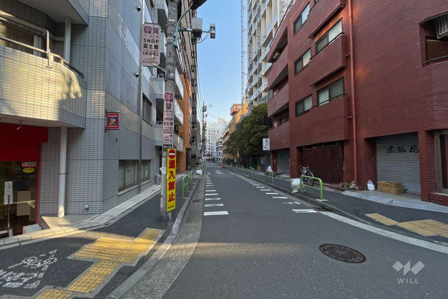 敷地東側の前面道路（南側から）