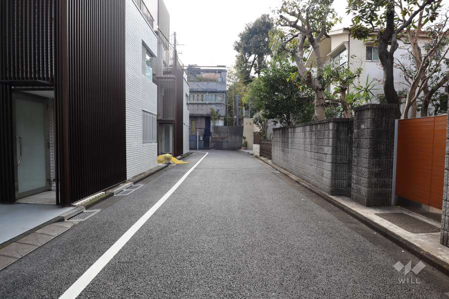 敷地西側の前面道路