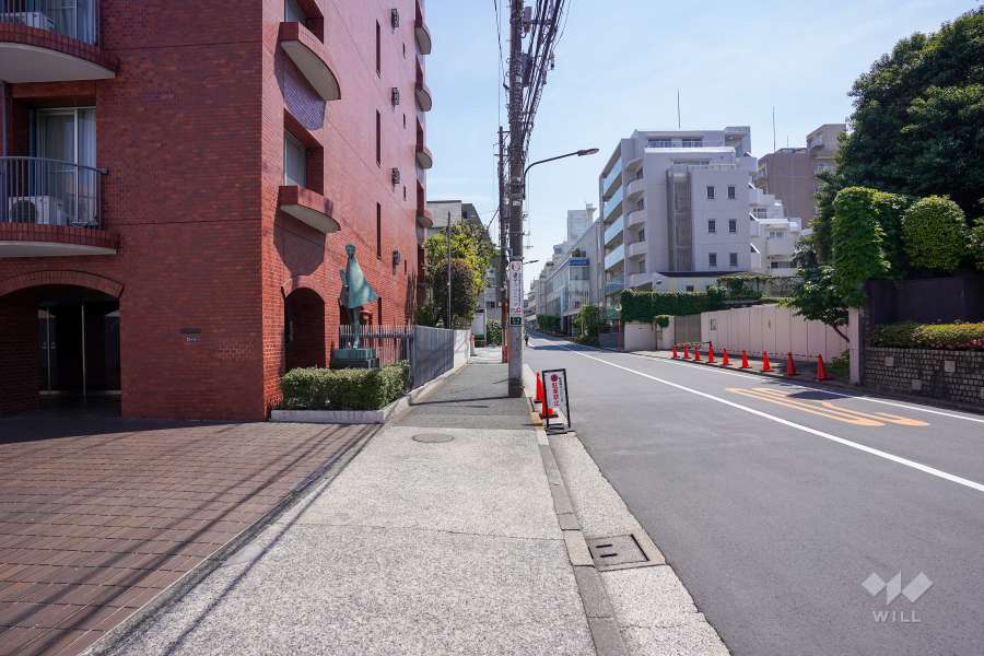 敷地西側の前面道路