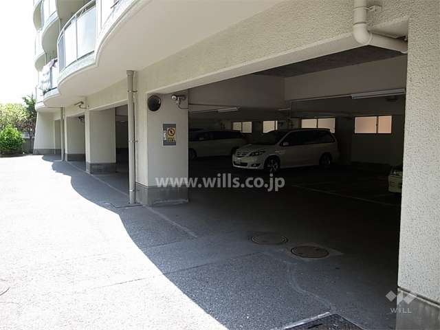 建物1階部分にある敷地内駐車場（平面式）