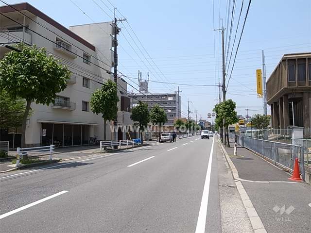 北側前面道路は二車線のバス通り。尼崎市バスの停留所が徒歩2分、阪神バスの停留所が徒歩4分です。