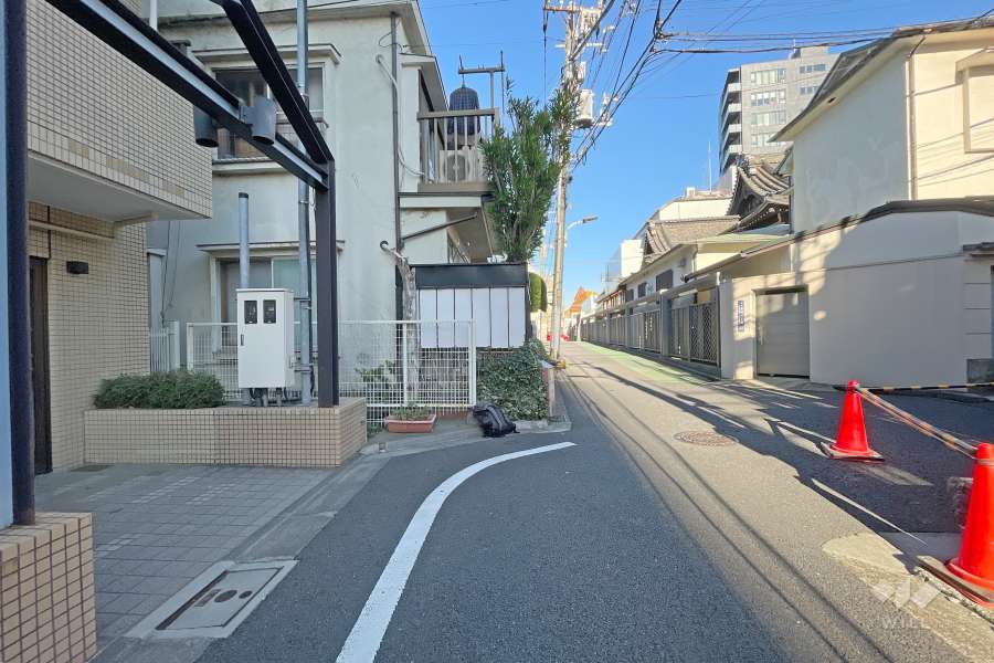 敷地の南側前面道路（東側から）