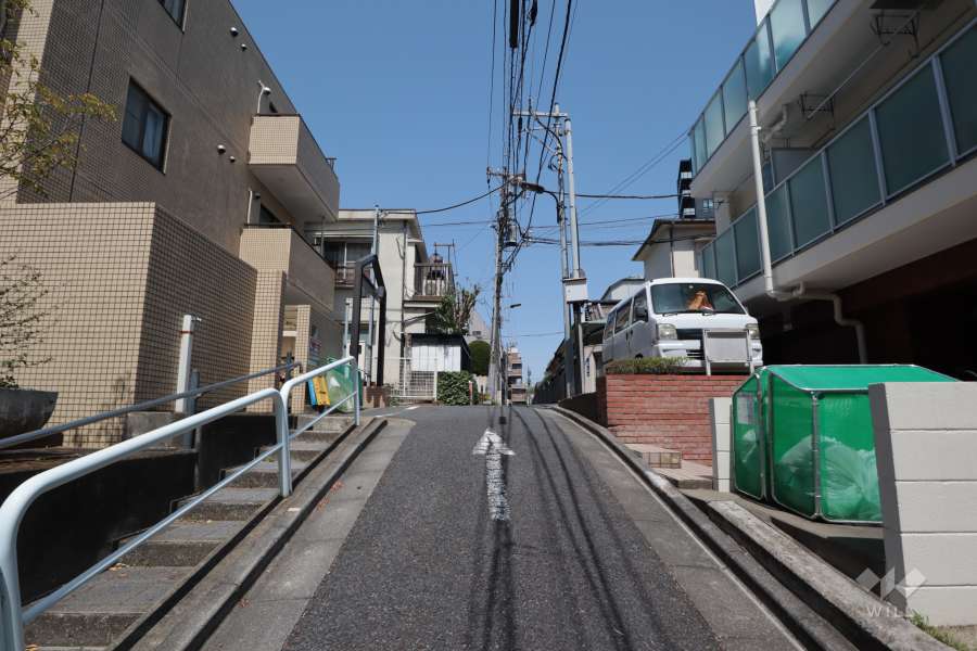 敷地西側の前面道路(南側から)