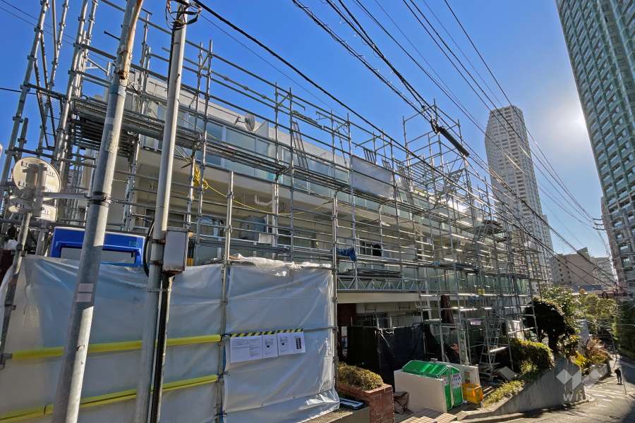 東武ハイライン高輪の外観（南西側から）（修繕工事中/2023年12月）