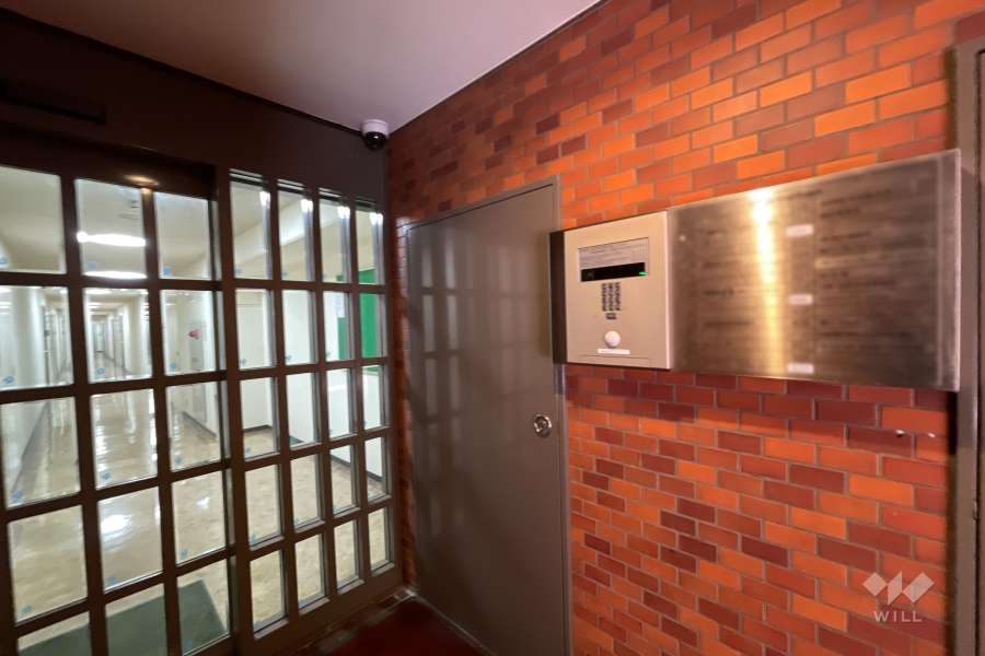 エントランスはオートロック付きです。