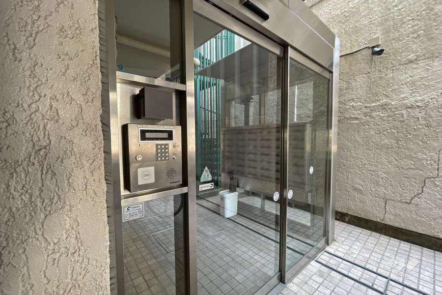 オートロックの操作盤と共用ポスト