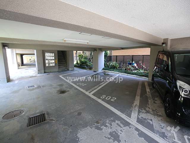 ピロティ部分にある敷地内駐車場（屋内平面式）