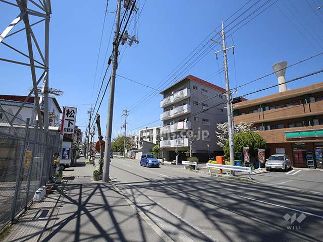 平田コーポの遠景。敷地南側は橘通り（二車線のバス通り）に面しています。