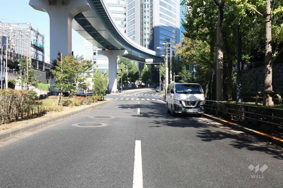 敷地西側の前面道路(南側から)