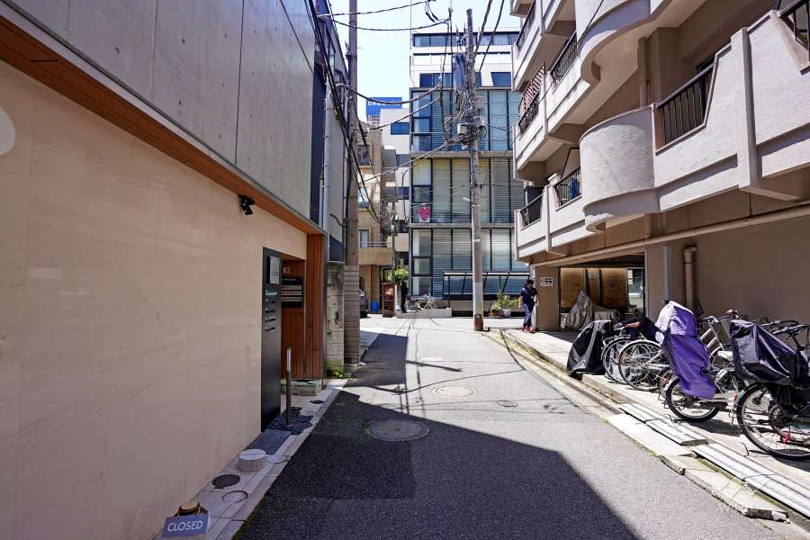 敷地南東側の前面道路（南西側から）