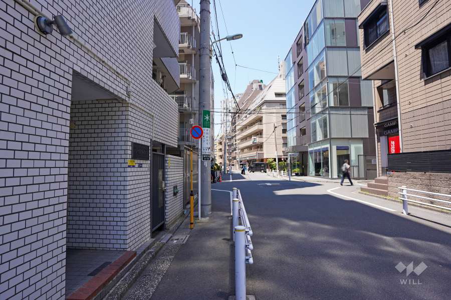 敷地の北側前面道路（東側から）