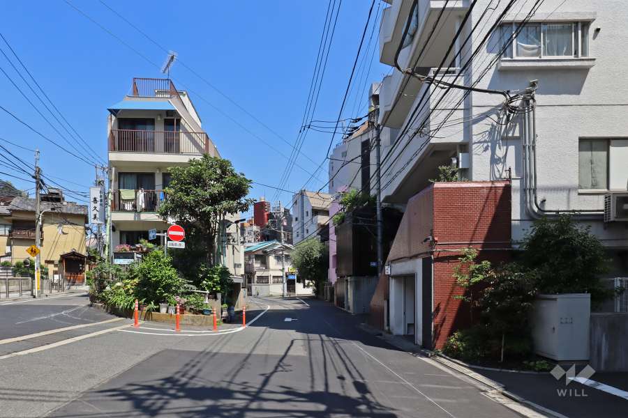敷地西側の前面道路