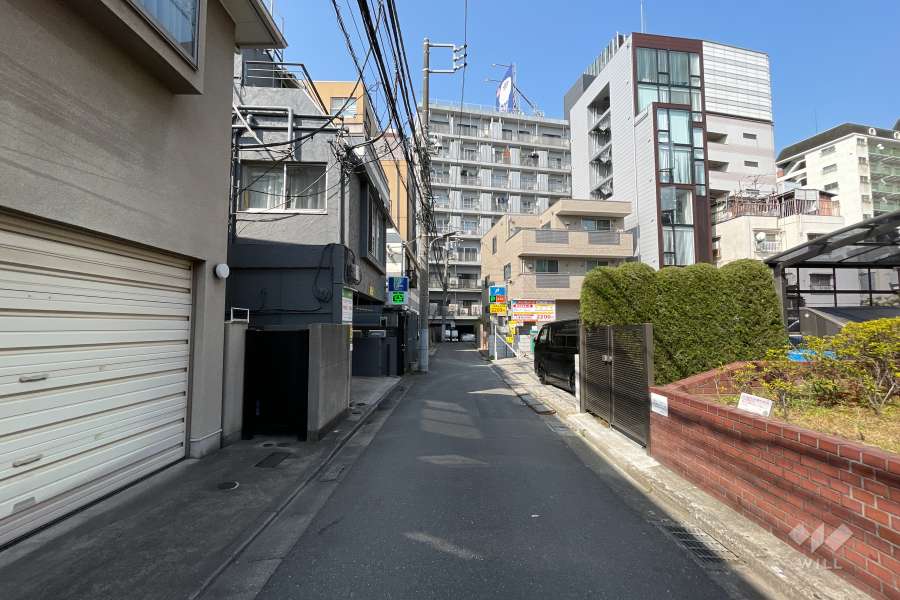 敷地西側の前面道路