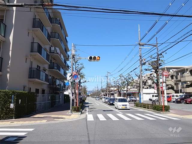 敷地の東側はバス通りに面しています。
