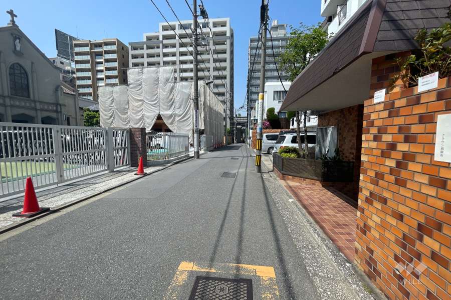 敷地西側の前面道路（南側から）