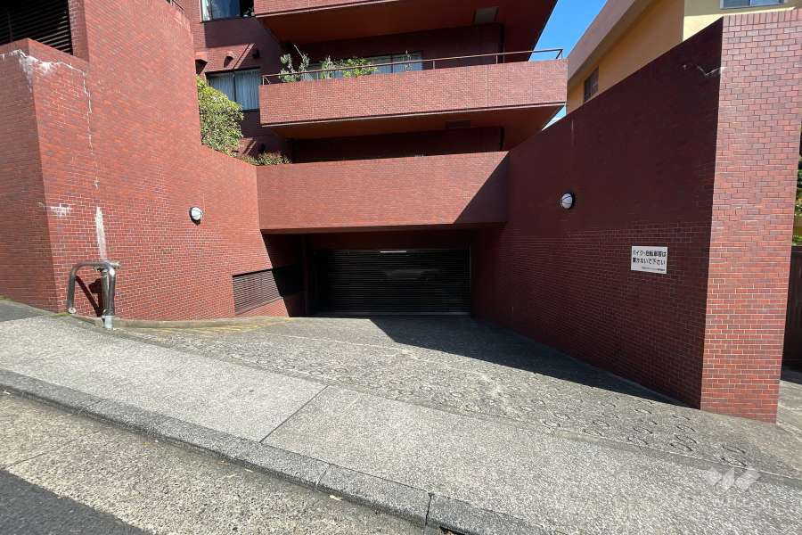 駐車場の出入口（リングシャッター付き）