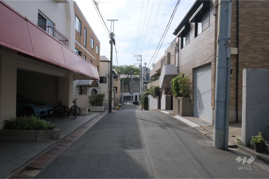 敷地北西側の前面道路（北東側から）