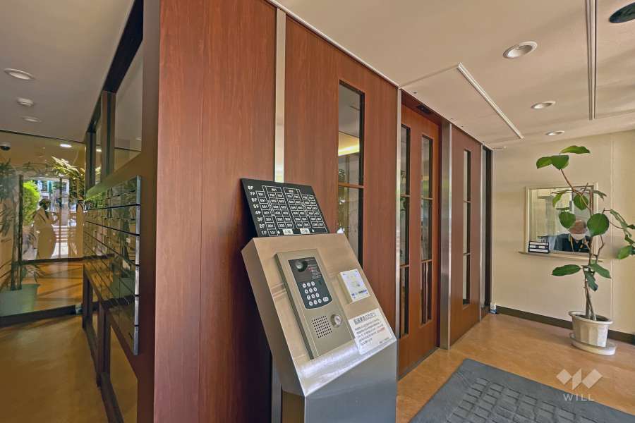 エントランスはオートロック付きです。