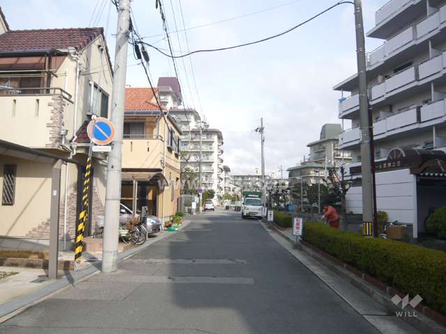 周辺の街並み。規模の大きなマンションが多く立ち並んでいます。