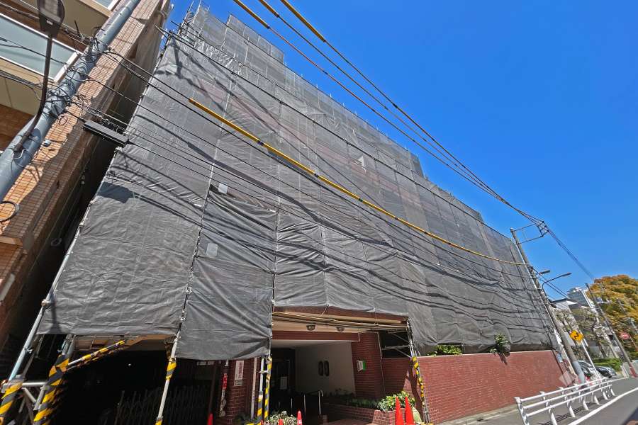 トーア高輪ガーデンの外観（南西側から）2023年2月現在、大規模修繕工事実施中です。