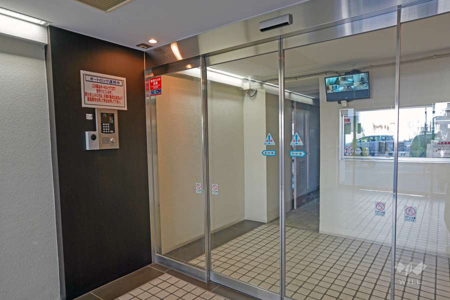 エントランスはオートロック付きです。