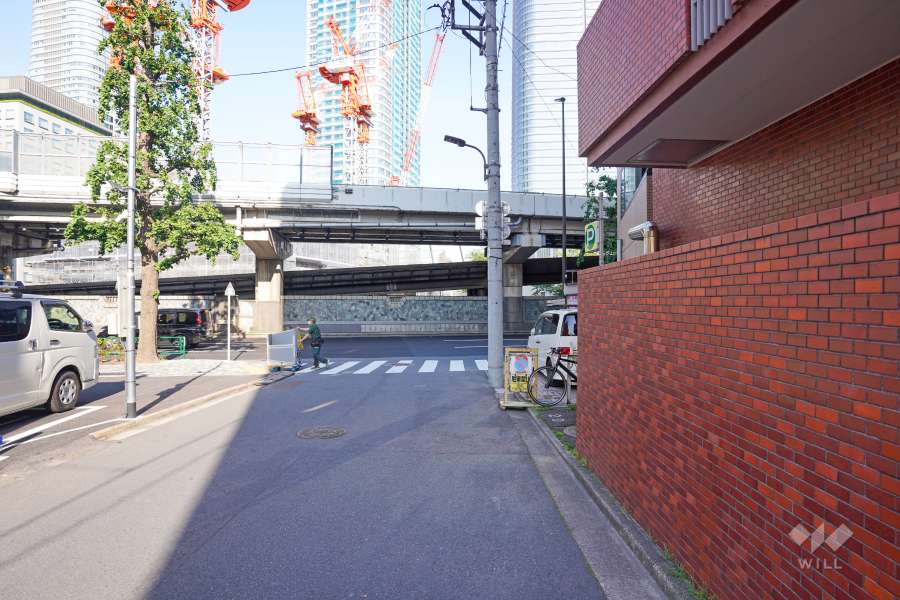敷地北側の前面道路（西側から）