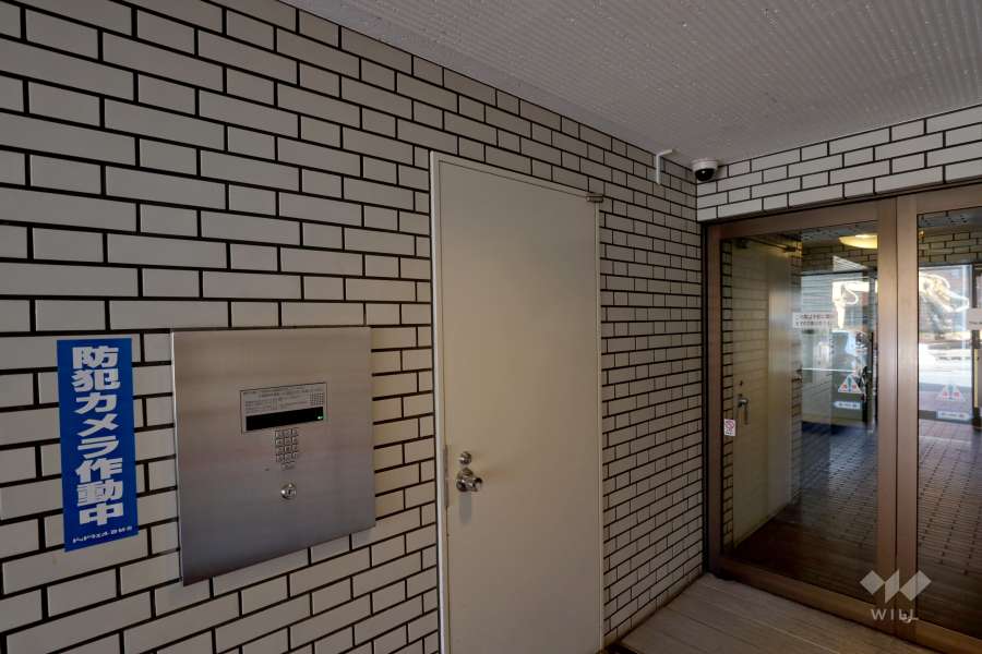 エントランスはオートロック付きです。