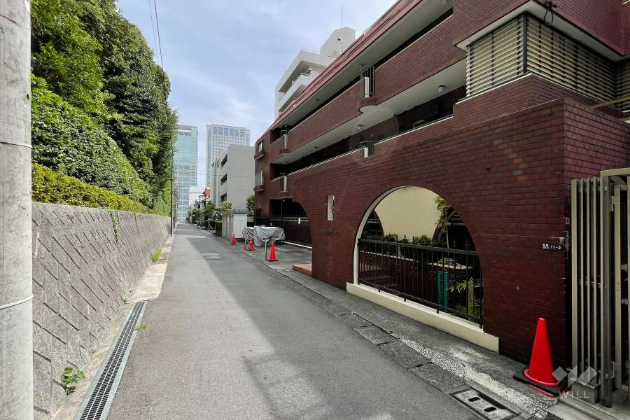 敷地の北側前面道路（西側から）