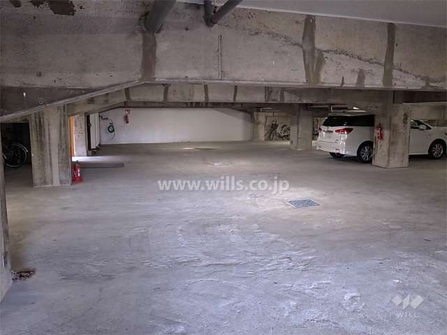 地階にある敷地内駐車場（平面式）