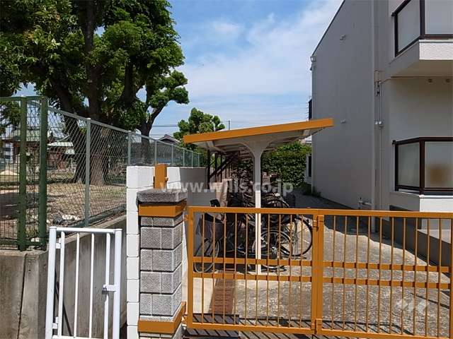 駐輪場。敷地北側は「常松春日神社」に隣接しています。