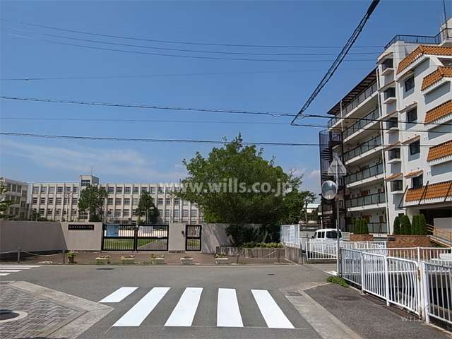 敷地の西側に隣接して武庫北小学校があります。