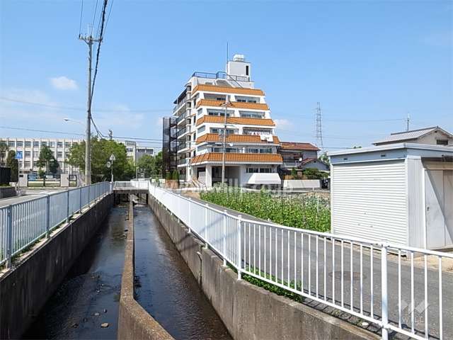 武庫サンロイヤルの遠景。周辺は武庫川沿いの田畑が多いのどかな住宅地です。
