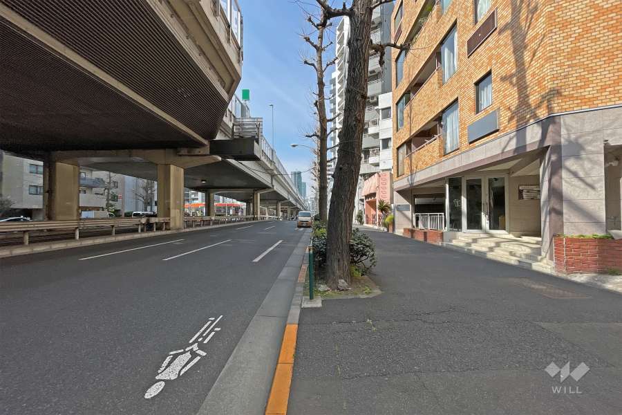 敷地南側の前面道路は六本木通りです（東側から）。