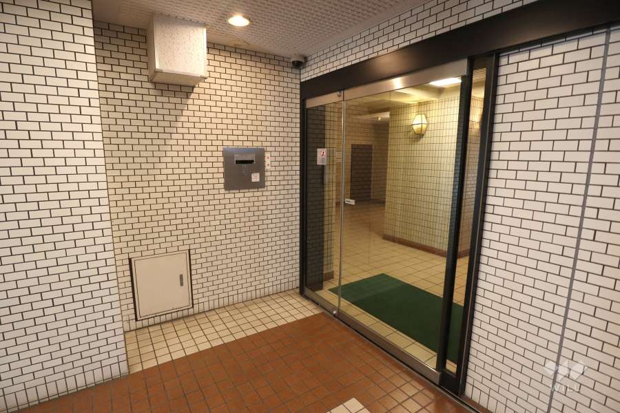 エントランスはオートロック付きです。