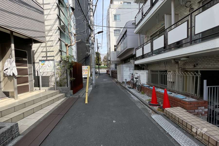 敷地西側の前面道路
