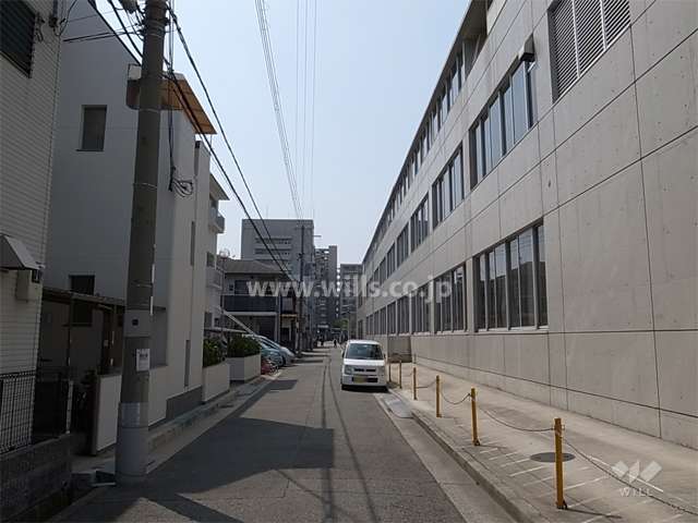 敷地北側の前面道路。道を挟んで郵便局があります。