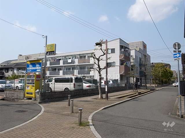 メゾンローズ塚口の遠景。周辺は区画の整った静かな住宅地です。