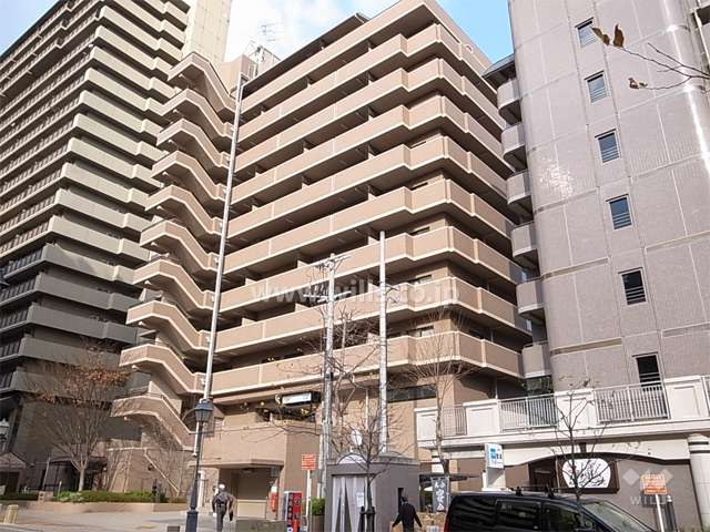 外観（南東側から）　周辺は商業地に指定されており、店舗の他、マンションが多く並んでいます。