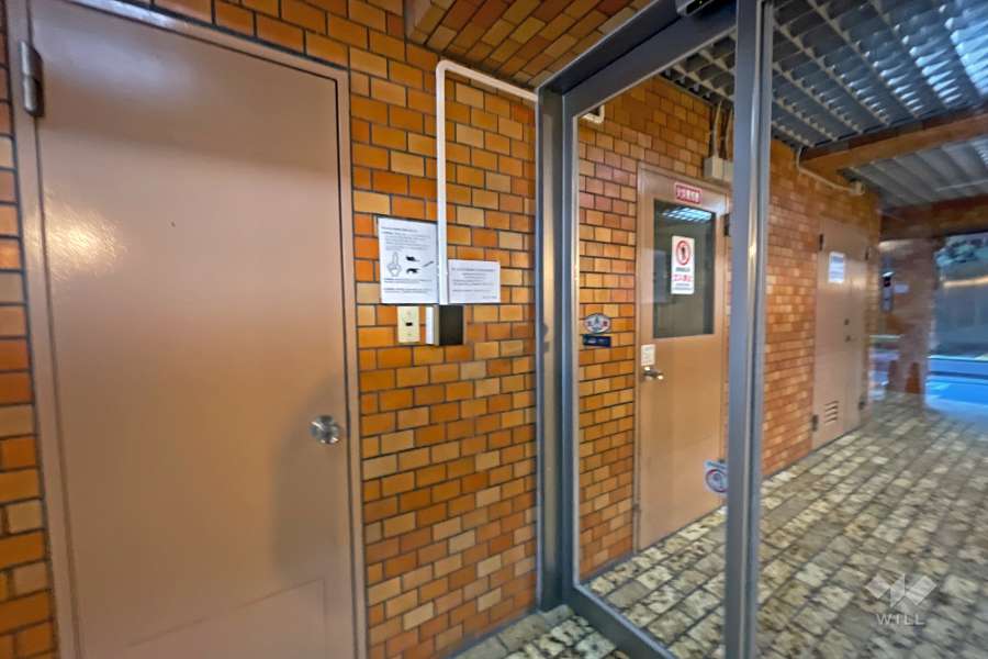 エントランスはオートロック付きです。