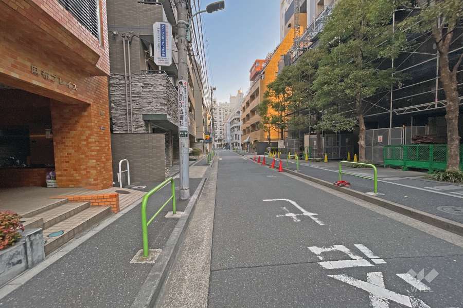 敷地東側前面道路は、都道415号高輪麻布線から1本入った道です。